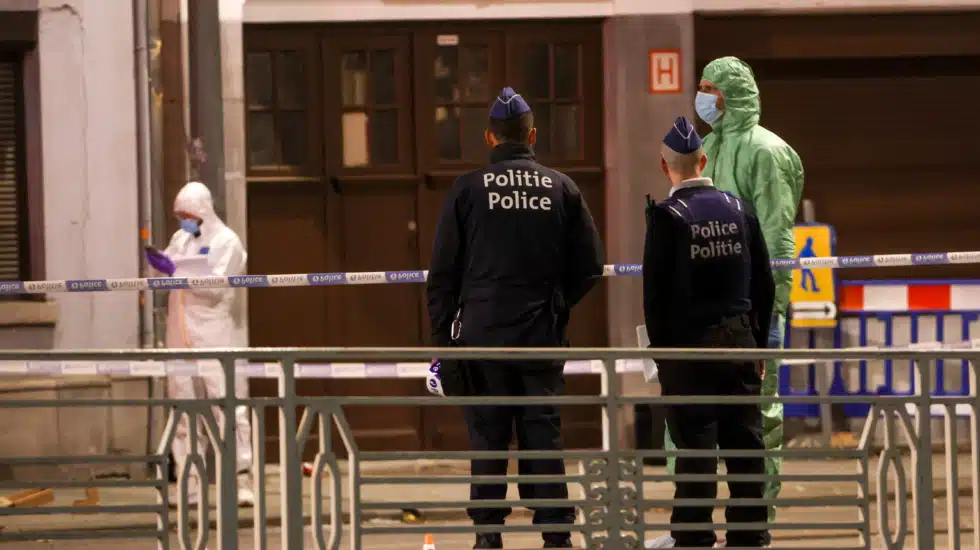 Agentes de policía y forenses belgas trabajan detrás de un cordón en el lugar de un tiroteo en Bruselas, Bélgica EP