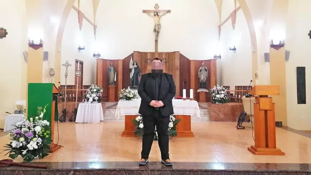 El sacerdote acusado de sedar y violar a feligresas, en una imagen de cuando era párroco de Santa María Micaela, en Melilla DIÓCESIS DE MÁLAGA