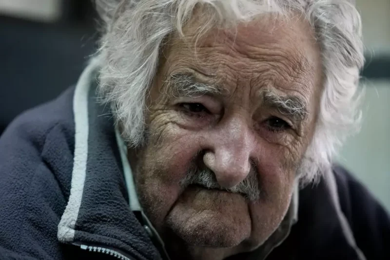 El expresidente uruguayo José “Pepe” Mujica hace una pausa durante una entrevista, en Montevideo, Uruguay, el sábado 22 de julio de 2023. Más de la mitad de los 3,3 millones de uruguayos dice no tener ninguna identidad religiosa y, entre ellos, el ateo más conocido es Mujica. (Natacha Pisarenko / Associated Press)