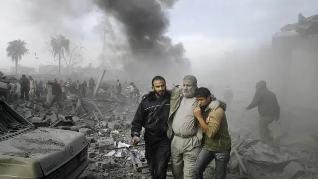 Ciudadanos palestinos tras un ataque en la Franja de Gaza.Daniel G. Aparicio | AP