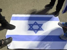 Militantes de Hizbulá pisotean la bandera israelí en una manifestación en Beirut. EP