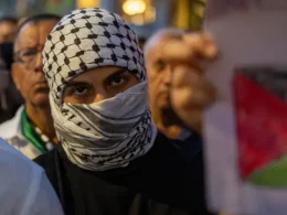 Manifestante con un pañuelo palestino.Europa Press
