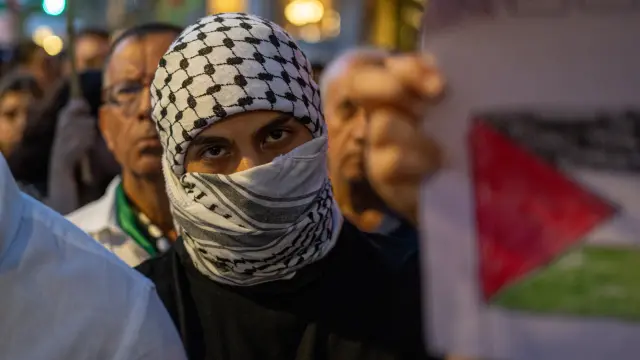 Manifestante con un pañuelo palestino.Europa Press