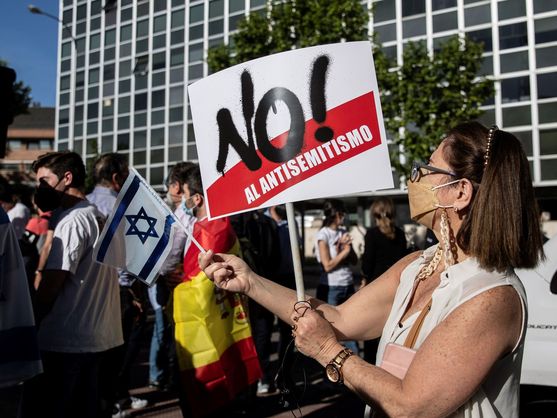 Una manifestación en apoyo a Israel frente a la Embajada israelí en Madrid, días después del ataque sorpresa de Hamás. (EFE/Rodrigo Jiménez)