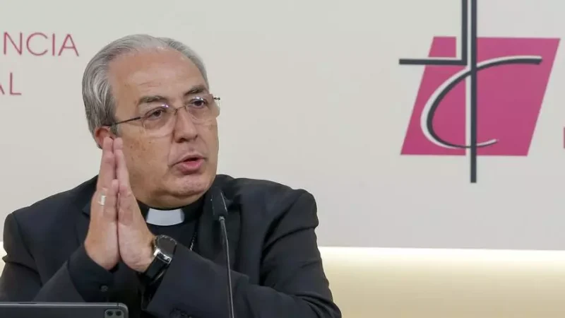 El secretario general de la Conferencia Episcopal, César García Magán, durante la rueda de prensa que ofreció el pasado mes de abril EFE/ Jennifer Gómez
