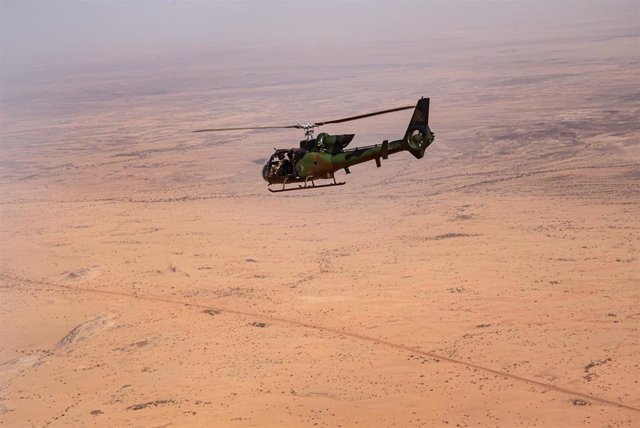 Archivo - Helicóptero de vigilancia sobre la carretera que conecta las ciudades de Gao y Gossi, en Malí - Europa Press/Contacto/Tanguy Vabatte