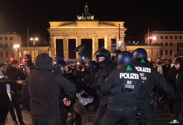 Enfrentamientos entre policías y manifestantes durante una concentración a favor de los palestinos en Berlín - Paul Zinken/dpa