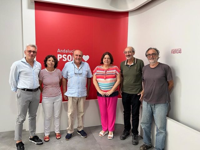 Los activistas en la sede del PSOE - PLATAFORMA CONTRA LAS INMATRICULACIONES