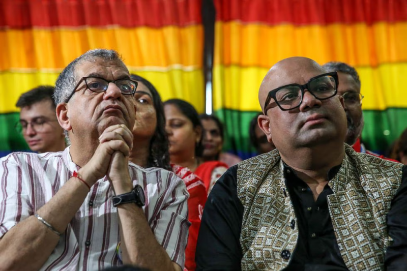 Hombres y mujeres veían este martes en directo el veredicto del Tribunal Supremo indio sobre el matrimonio igualitario en Mumbai.DIVYAKANT SOLANKI