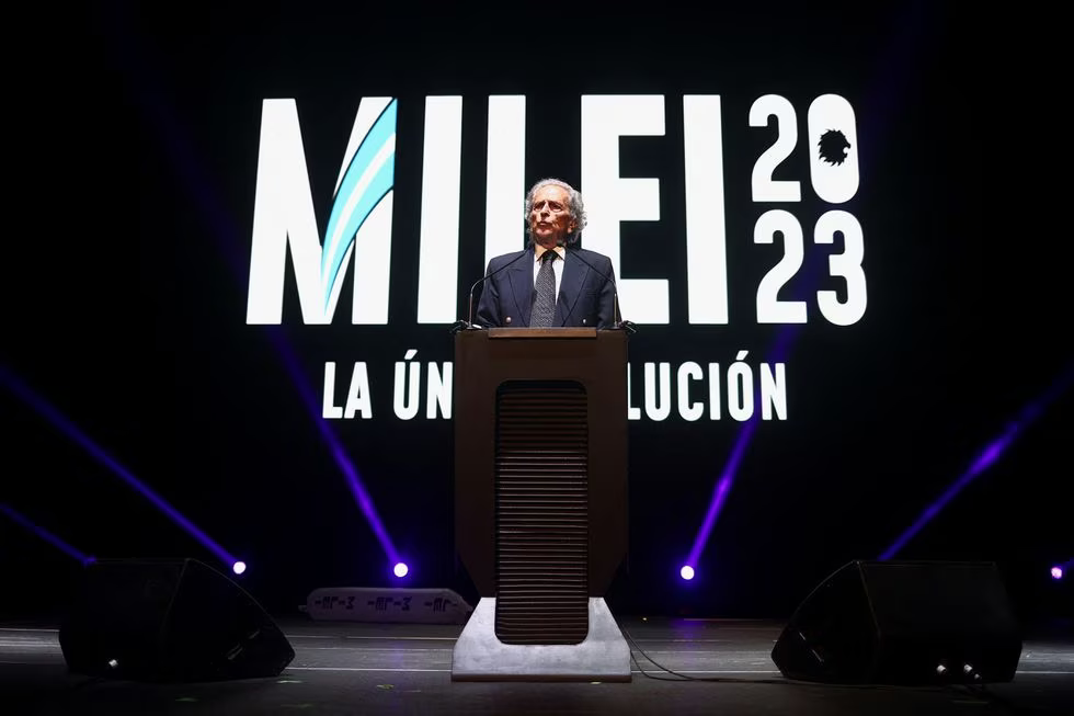 Alberto Benegas Lynch, durante el cierre de campaña de Javier Milei, en Buenos Aires, el 19 de octubre de 2023.MATIAS BAGLIETTO (REUTERS)