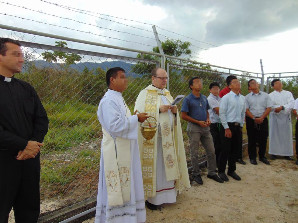El sacerdote Pedro Francisco Rodríguez Ramos, condenado por abusos en Toledo (tercero por la izquierda), en una de sus estancias en Moyobamba, Perú, en 2020, más de tres años después de la denuncia y mientras el caso era investigado por los tribunales.