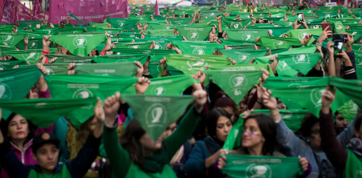 Buenos Aires, Argentina; 28 de mayo de 2019. Manifestación del movimiento feminista en apoyo a la presentación de la ley por el aborto legal, seguro y gratuito, en la cámara de diputados de la nación. Laura Rivas/Shutterstock