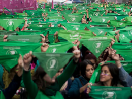 Buenos Aires, Argentina; 28 de mayo de 2019. Manifestación del movimiento feminista en apoyo a la presentación de la ley por el aborto legal, seguro y gratuito, en la cámara de diputados de la nación. Laura Rivas/Shutterstock