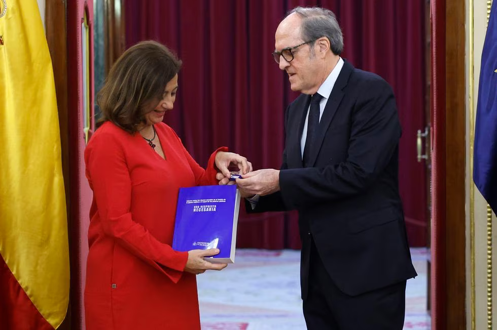 La presidenta del Congreso, Francina Armengol, recibe el informe de manos del defensor del Pueblo, Ángel Gabilondo, este viernes.Samuel Sanchez