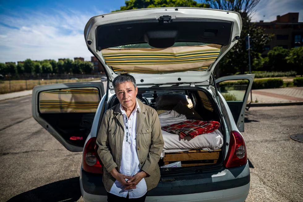 Leonor García, víctima de abusos de un cura en Bilbao en los años setenta, ha grabado un documental recorriendo España y hablando con otros supervivientes, a bordo de su coche, acondicionado para dormir dentro.Samuel Sánchez