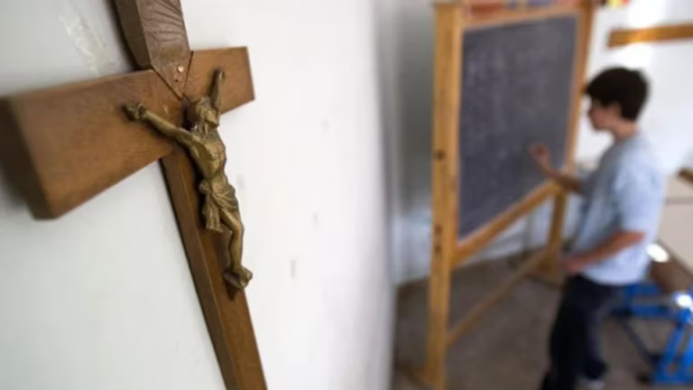 Crucifijo en una escuela