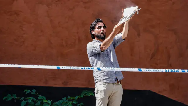 Salwan Momika protesta ante una mezquita de Estocolmo quemando un Corán.EFE