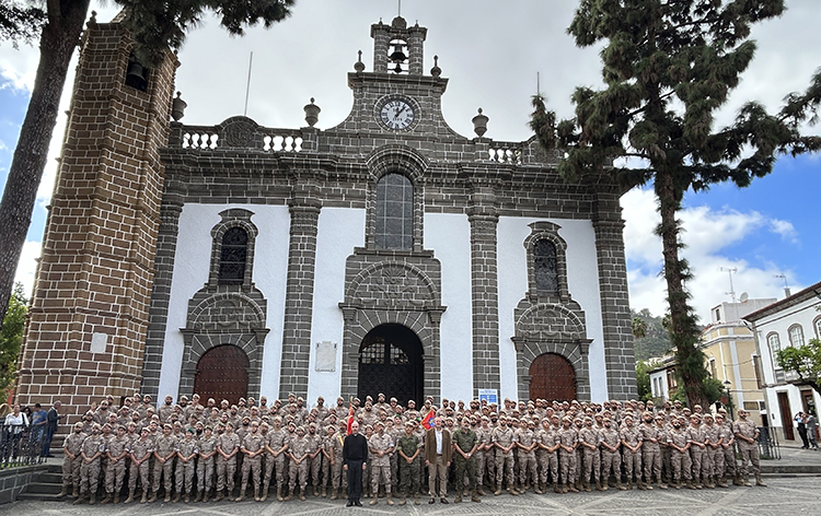 Efectivos del Regimiento de Infanteria ‘Canarias 50’ realizan una ofrenda a la Virgen del Pino en Teror antes de su partida a Irak