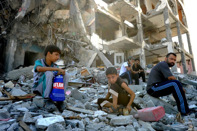 Los palestinos buscan entre los escombros de sus casas destruidas por los ataques israelíes en el norte de la Franja de Gaza en 2014 | UN Photo/Shareef Sarhan