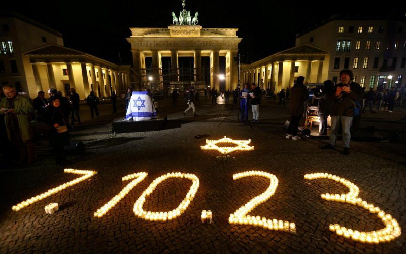 Acto en recuerdo de las víctimas del ataque de Hamás en Israel del pasado 7 de octubre frente a la Puerta de Brandenburgo, en Berlín, este martes. / FABRIZIO BENSCH / REUTERS
