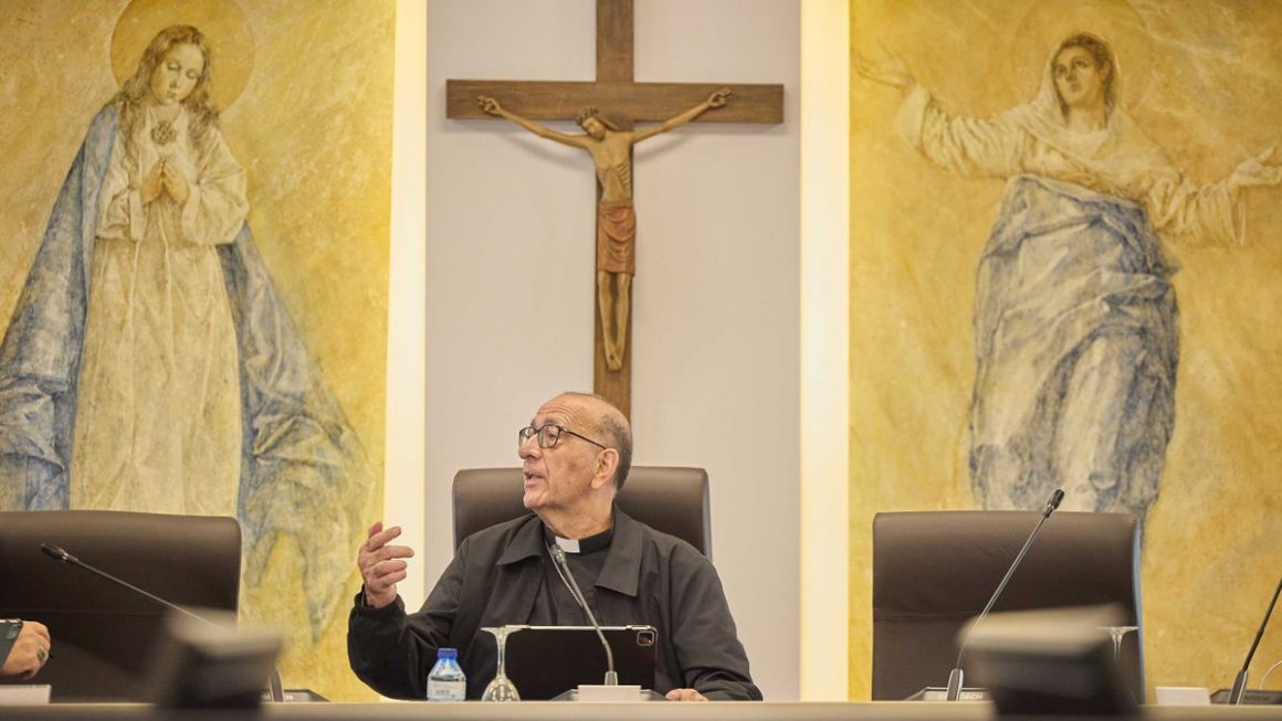 El presidente de la Conferencia Episcopal, Juan José Omella, en una reunión de la Comisión Permanente. Jesus Hellin / EP
