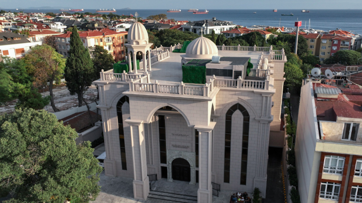 Fachada principal de la iglesia siríaca ortodoxa Mor Efrem en Estambul. / SAT 7 Tütk.