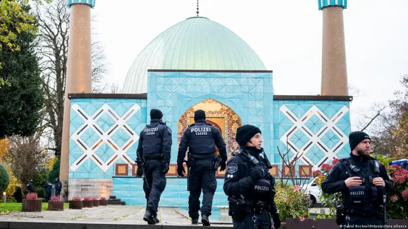 Redada en el Centro Islámico de Hamburgo (IZH). Imagen: Daniel Bockwoldt/dpa/picture alliance