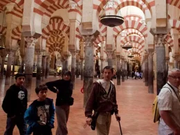Turistas en el interior de la Mezquita de Córdoba. Madero Cubero