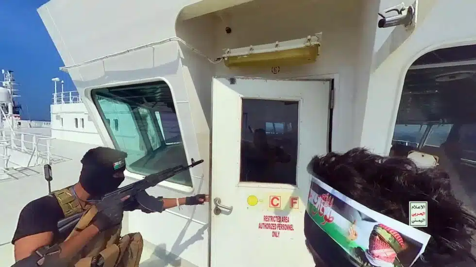 Militantes hutíes asaltan el carguero Galaxy Leader en el mar Rojo, en un vídeo proporcionado por el movimiento chií yemení.