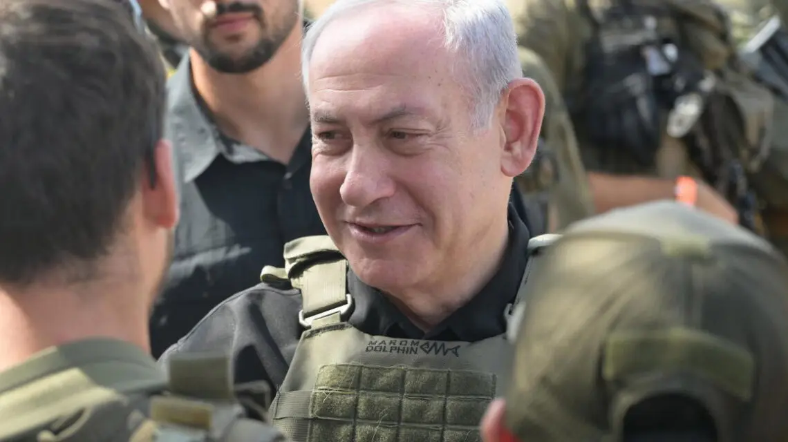 El primer ministro israelí, Benjamin Netanyahu, se reúne con soldados durante una visita a la Brigada de Comando de las FDI en el norte de Israel. Foto: Amos Ben-Gershom/GPO/dpa
