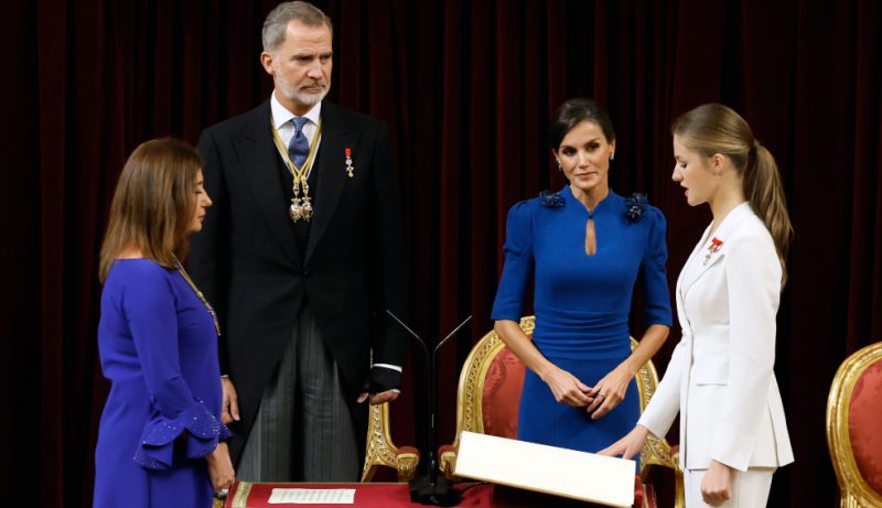 La Princesa Leonor, heredera del trono de España, jura la Constitución en presencia de sus padres y la Presidente del Congreso / Captura RTVE