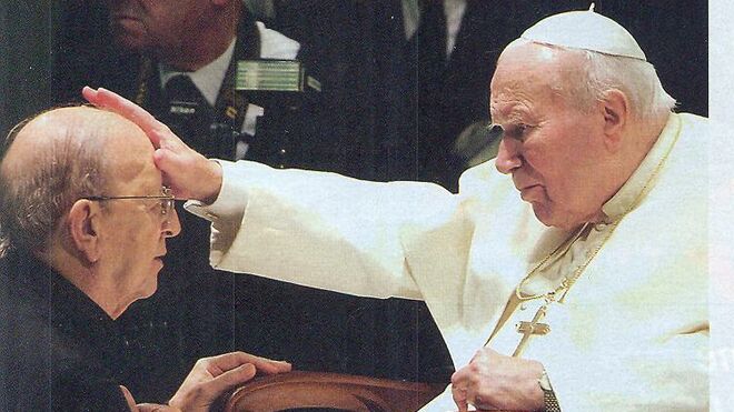 Juan Pablo II bendice a Marcial Maciel, fundador de los Legionarios de Cristo