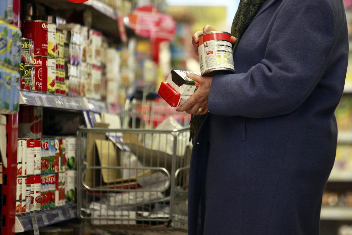 Una mujer de compras en un supermercado. David F. Sabadell