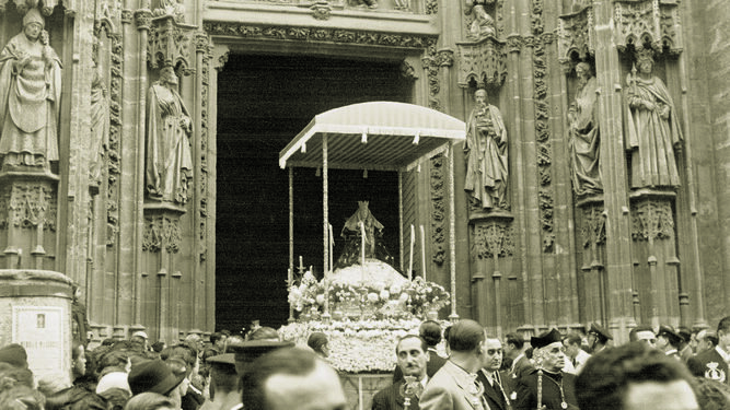La Virgen de Valme sale de la Catedral de Sevilla en 1948. / M. G.