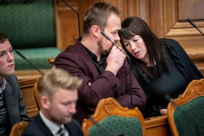Kristian Boegsted y Betina Kastbjerg, del partido Demócratas de Dinamarca, durante el debate en el Parlamento sobre la ley para prohibir las quemas del Corán. / RITZAU SCANPIX / REUTERS