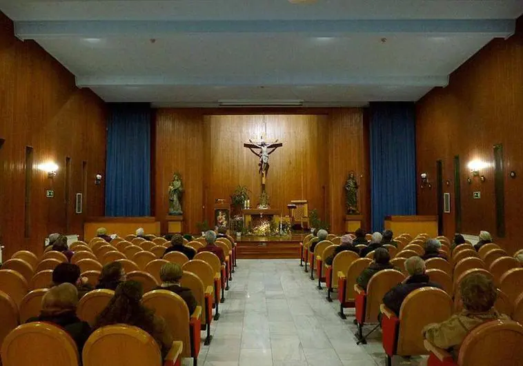 Fieles rezan en la capilla del hospital de Santiago de Vitoria. E. C.