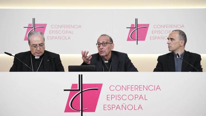 El obispo auxiliar de Toledo, Francisco César García Magán (i) y el presidente de la Conferencia Episcopal Española, Juan José Omella (c). EP