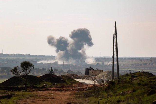 Archivo - Una columna de humo tras un bombardeo en la provincia de Idlib, en el noroeste de Siria - Anas Alkharboutli/dpa