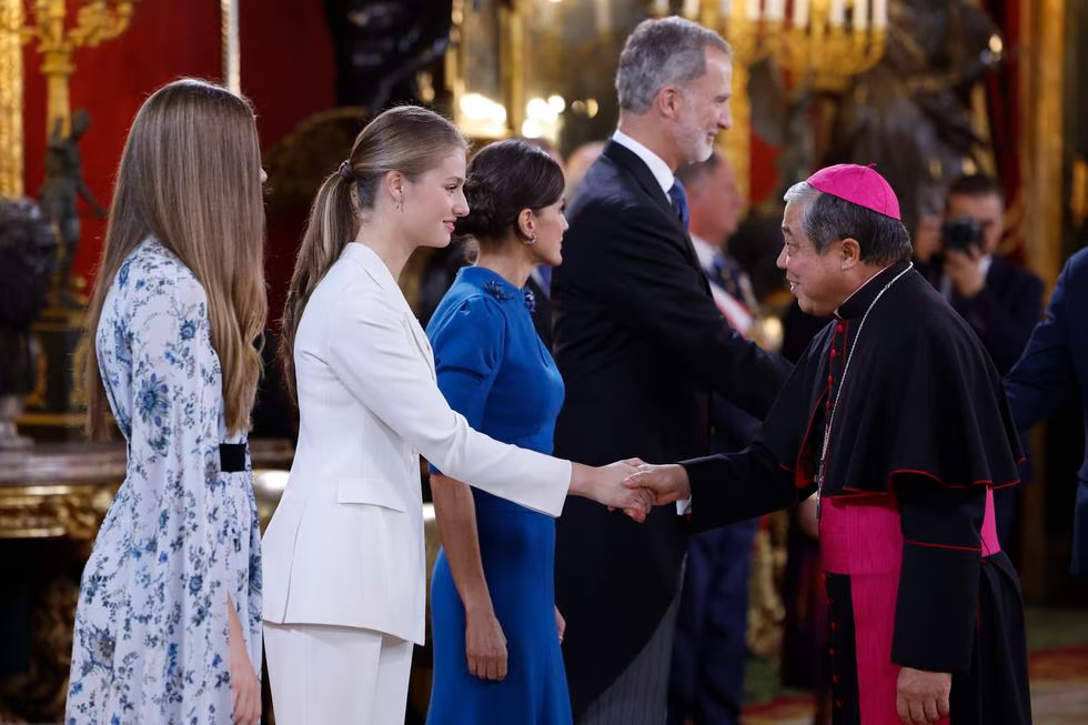 La princesa Leonor saluda al nuncio apostólico en España, Bernardito Auza, en el Palacio Real tras el acto de la jura de la Constitución.Daniel González (EFE)