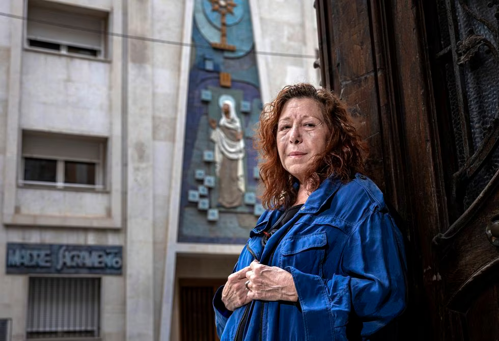 Pilar Dasí, frente a la residencia Madre Sacramento, en la calle de Hernán Cortés de Valencia, que en el franquismo fue sede del Patronato de Protección a la Mujer.Mònica Torres