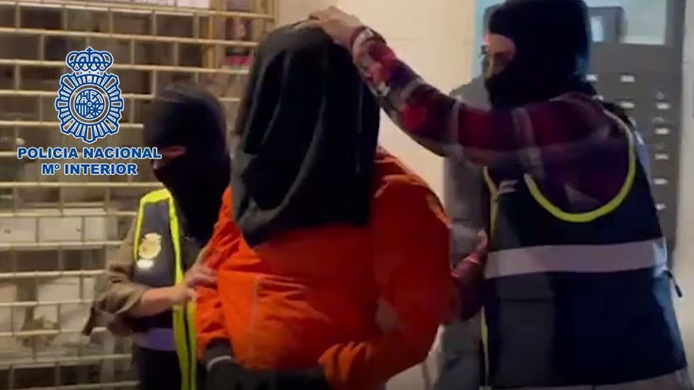 La Policía traslada a un presunto yihadista detenido el 31 de octubre en Terrasa (Barcelona), en una imagen obtenida del vídeo difundido por Interior.Rodríguez Arroyo. Jorge