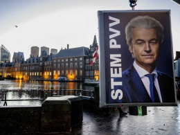 Un cartel electoral del líder del PVV, Geert Wilders, es retirado en La Haya (Países Bajos), este jueves.ROBIN UTRECHT