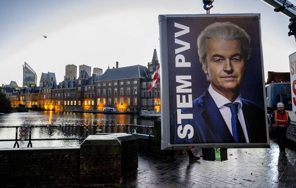 Un cartel electoral del líder del PVV, Geert Wilders, es retirado en La Haya (Países Bajos), este jueves.ROBIN UTRECHT