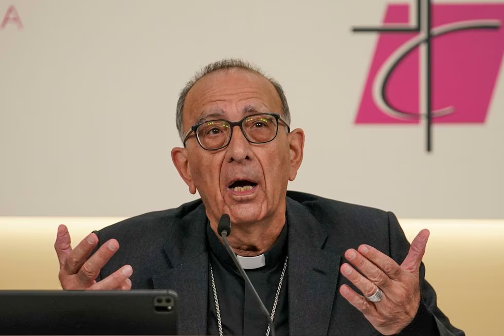 El presidente de la Conferencia Episcopal, Juan José Omella, en la rueda de prensa, este martes en Madrid.Andrea Comas