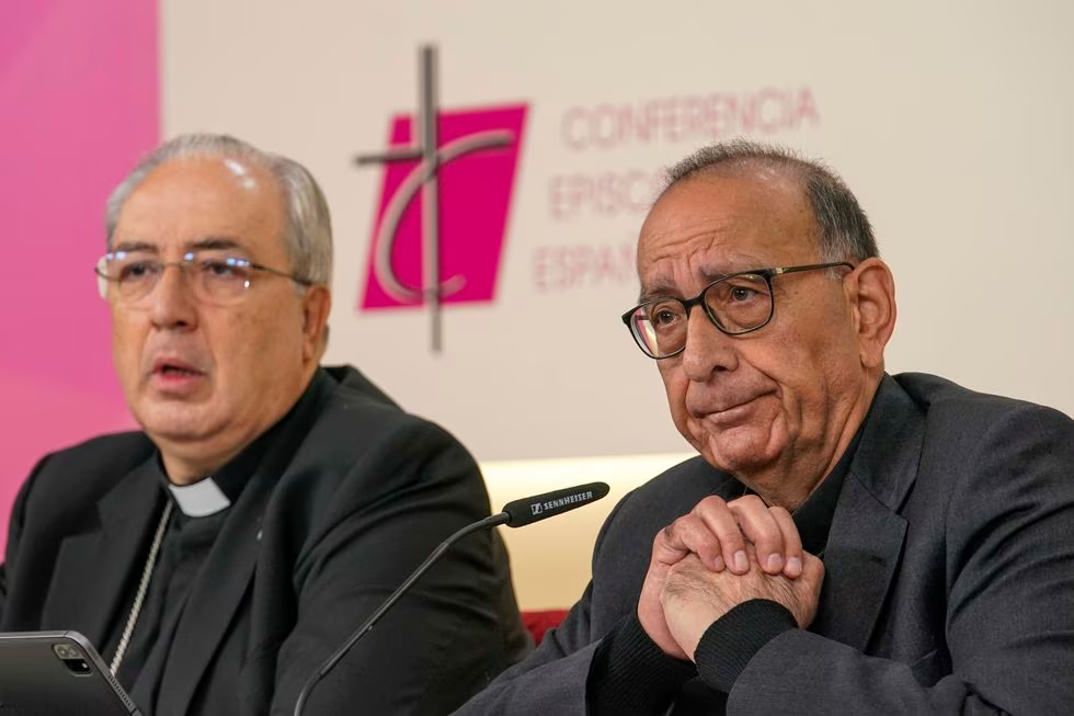 El secretario general de la Conferencia Episcopal, César García Magán (izquierda) y el presidente, Juan José Omella, en la sede de la organización el martes.Andrea Comas