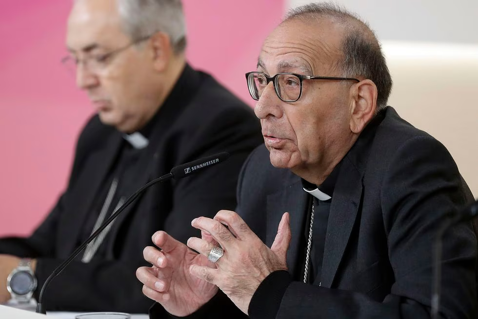 El presidente de la Conferencia Episcopal Española, Juan José Omella, ofrece una rueda de prensa, este martes en Madrid.J. P. GANDUL (EFE)