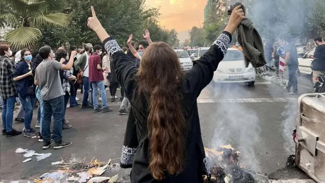 Una mujer iraní protesta en la calle.SOCIAL MEDIA / ZUMA PRESS / CONTACTOPHOTO