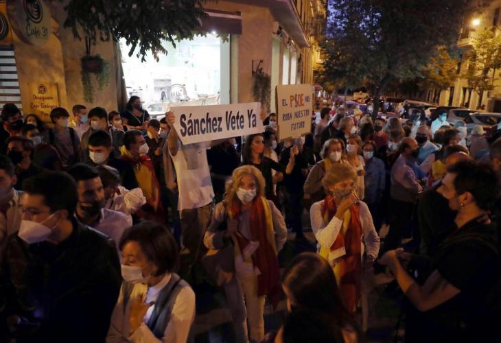 Decenas de madrileños participan frente a la sede del PSOE en la madrileña calle Ferraz, en una concentración contra el Gobierno. | Kiko Huesca