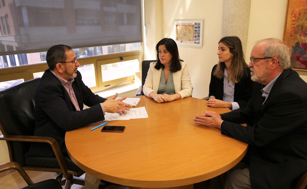 El exconcejal José Luis Ruíz (i) conversaba con Carolina Bueno (c), Clara Pérez y Manuel García (d) en mayo de 2023 / Foto: MGala