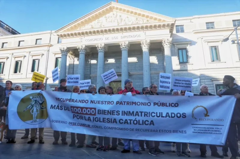 Imagen de archivo de una manifestación contra el incumplimiento del Gobierno en la recuperación de los bienes inmatriculados por la Iglesia, a 2 de marzo de 2023. — Ricardo Rubio / Europa Press